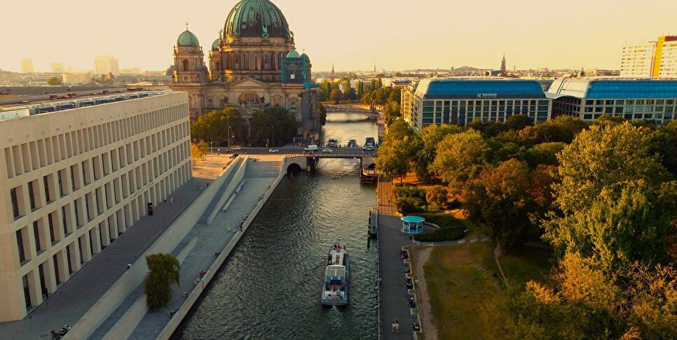 Schiff John Franklin auf der Spree