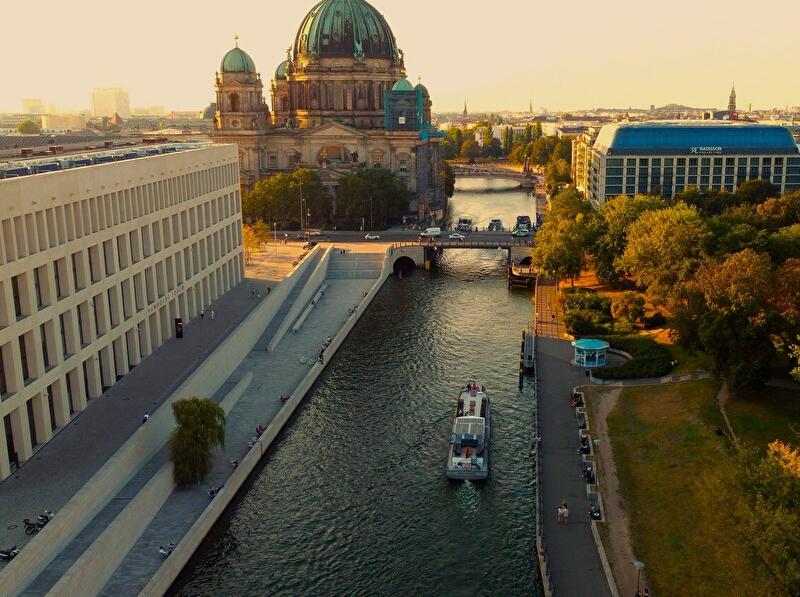 Schiff John Franklin auf der Spree