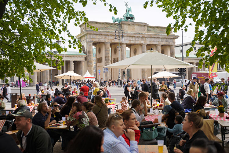 Beer garden in front of the Brandenburg Gate