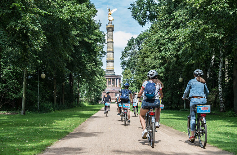 Touristen fahren mit dem Rad zum Großen Stern