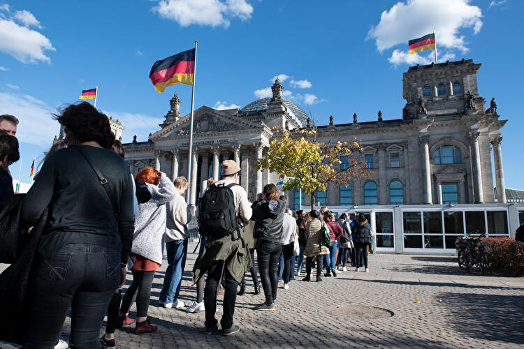 Menschen stehen vor dem Reichstag Schlange