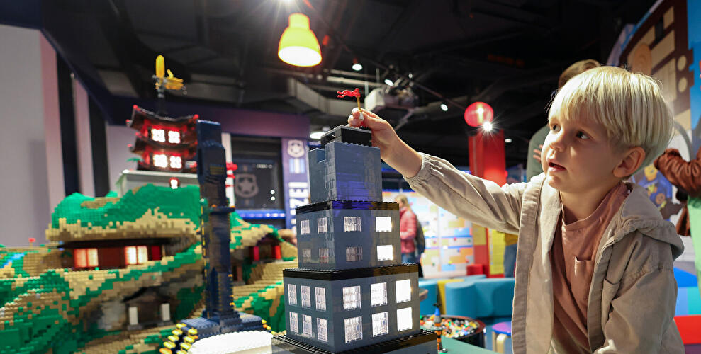 Junge spielt mit Lego