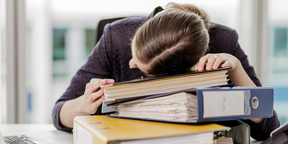 Kopf auf Ordnern überlastet