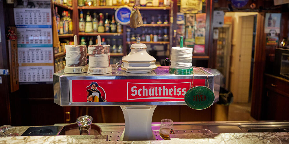 Zapfhahn und Theke in einer Kneipe