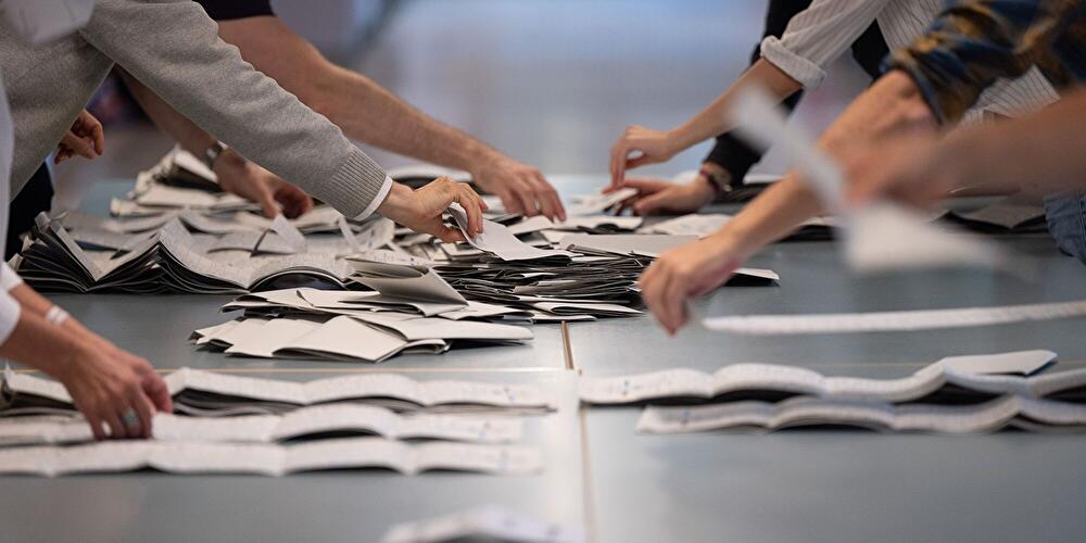 Stimmauszählung in einem Wahllokal in Berlin