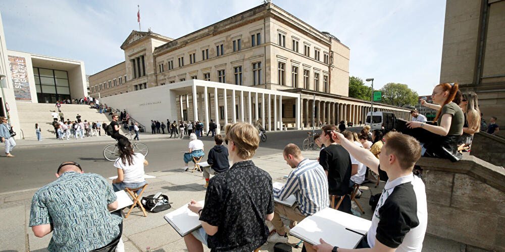 Stundenten zeichnen auf der Museumsinsel