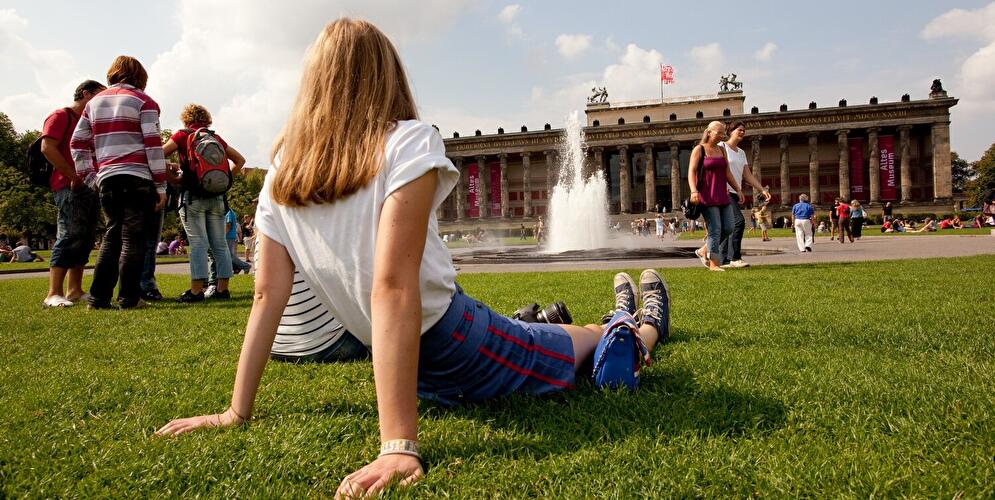 Jugendliche vor Neuem Museum