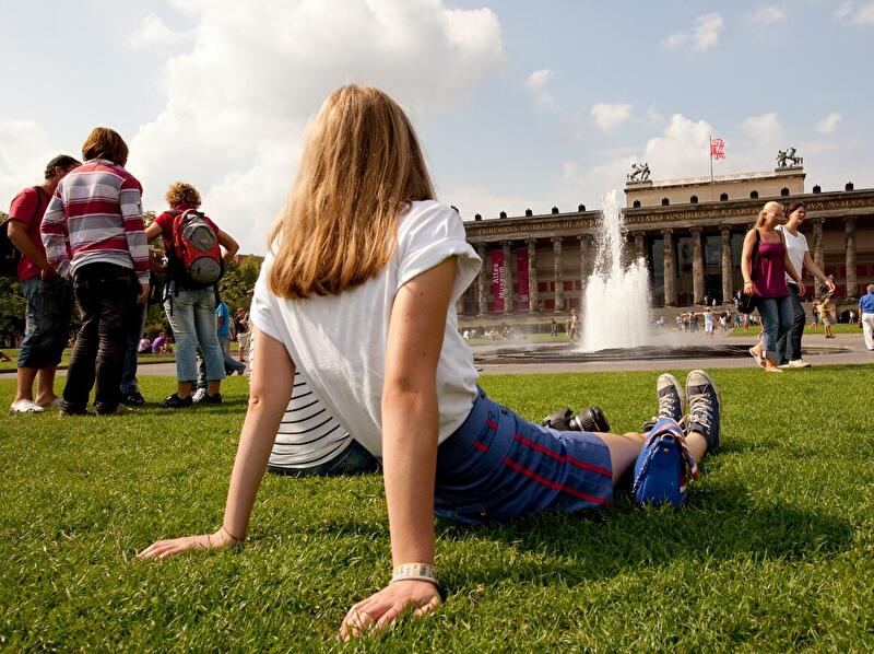 Jugendliche vor Neuem Museum