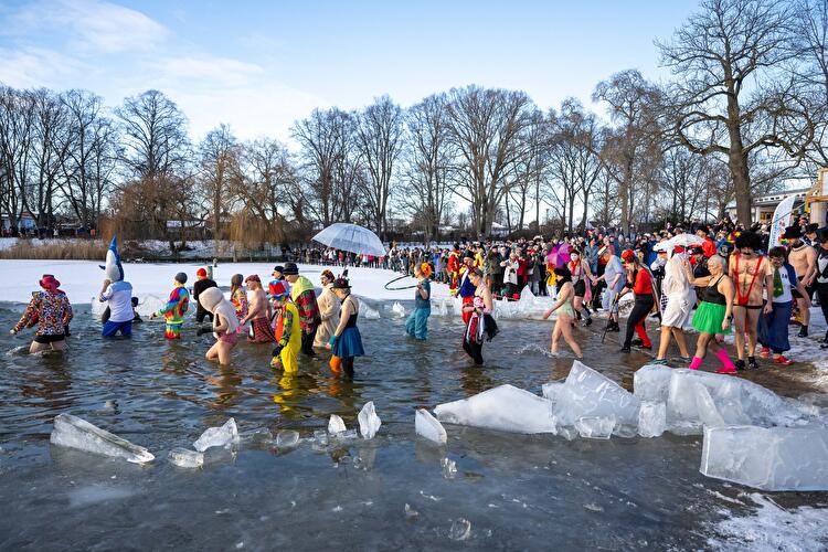 Winter Swimming in Lake Orankesee
