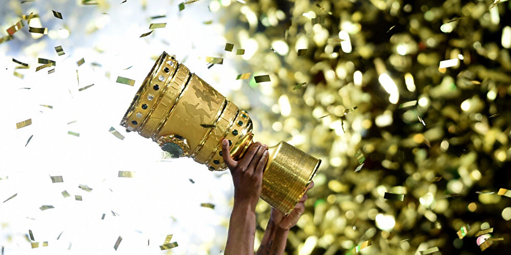 DFB-Pokal wird in die Höhe gestreckt