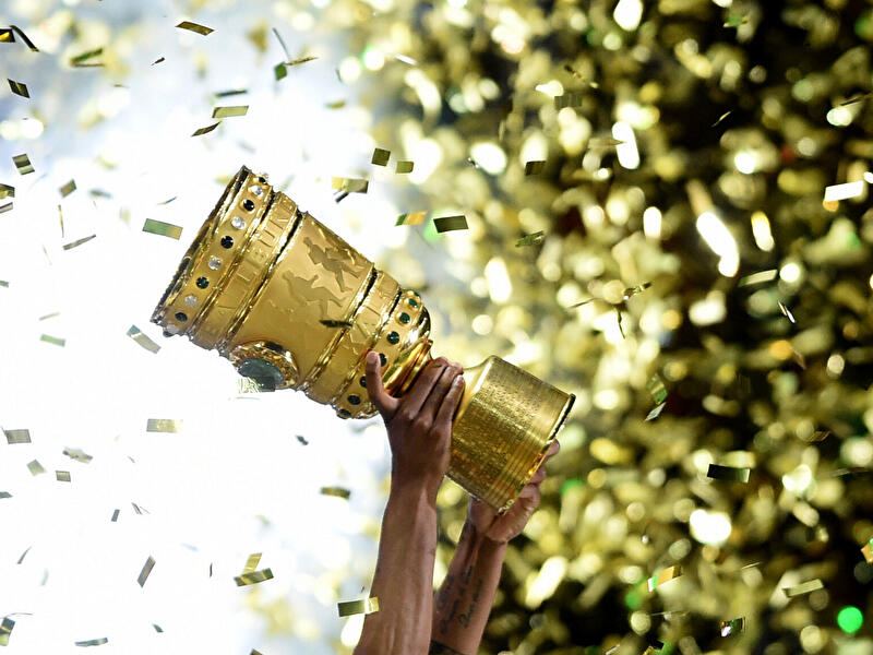 DFB-Pokal wird in die Höhe gestreckt
