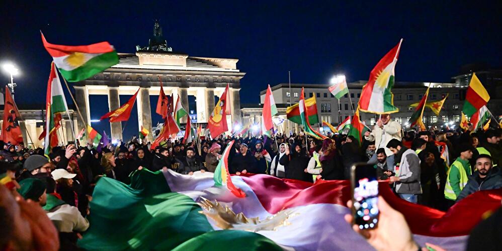 Demonstration gegen den Besuch von Syriens Übergangspräsident