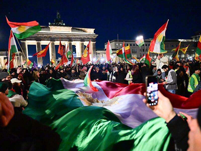 Demonstration gegen den Besuch von Syriens Übergangspräsident