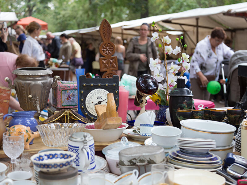 Flohmarktstand mit Porzellangeschirr