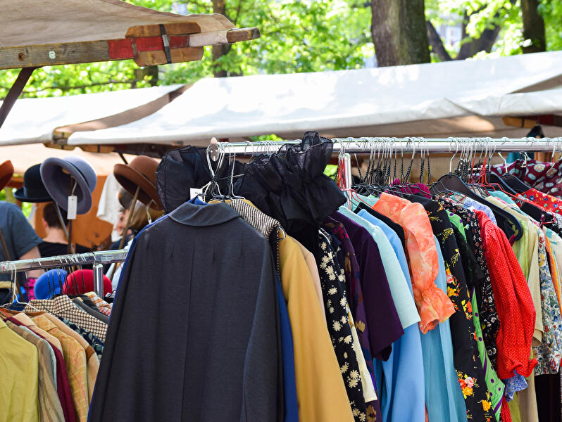 Second-Hand Kleidung auf Kleiderstange
