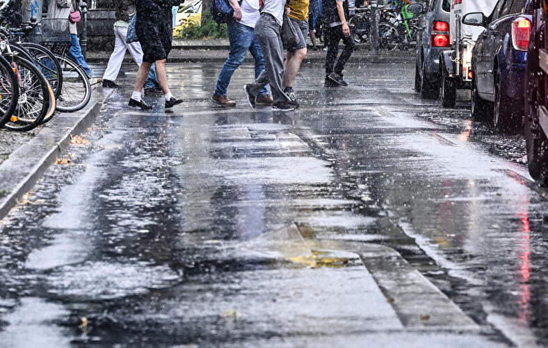 Regennasse Straße am U-Bahnhof Schlesisches Tor