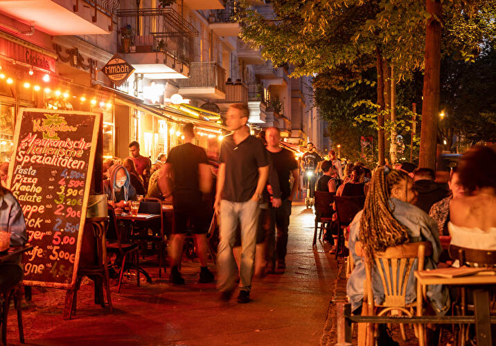 Menschen in Restaurants und Bars in Friedrichshain