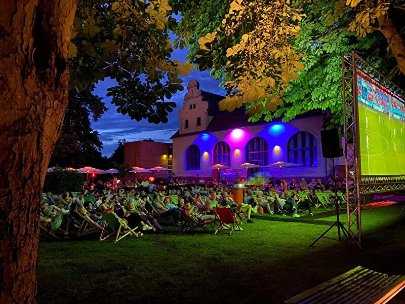 Public Viewing in der Freiheit 15 3