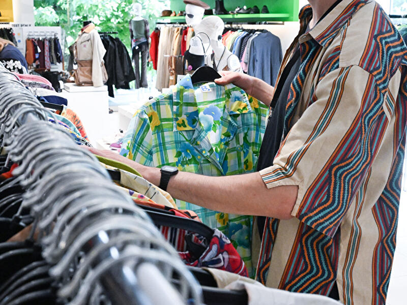 Second-Hand Kleidung auf Kleiderstange