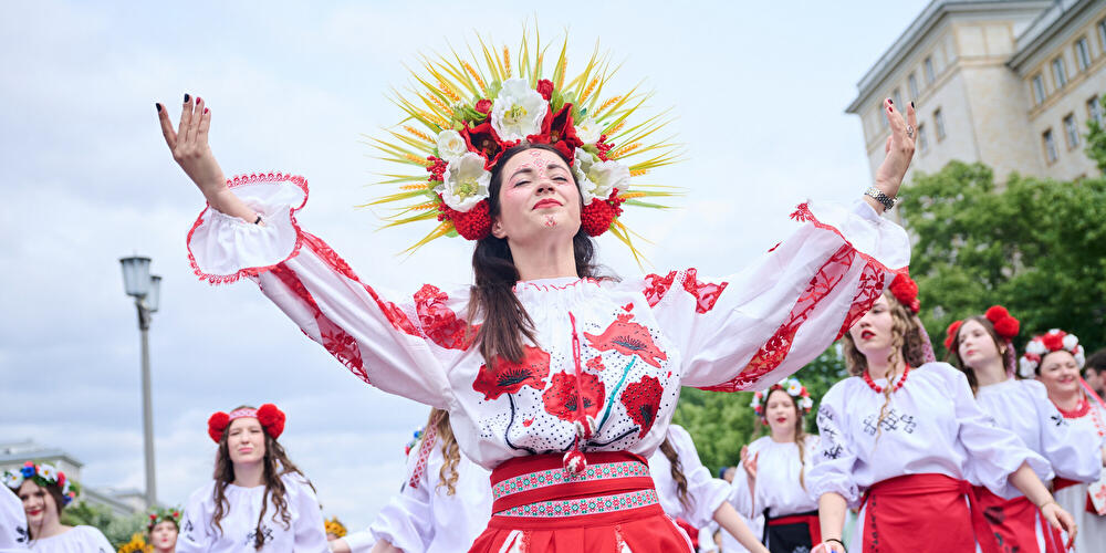 Ukrainerinnen tanzen in traditionellen Trachten beim Straßenumzug der Karneval der Kulturen.