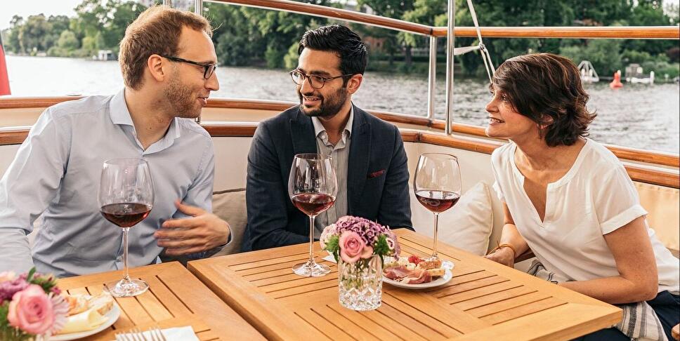 Menschen im Außenebereich eines Elektroschiffs