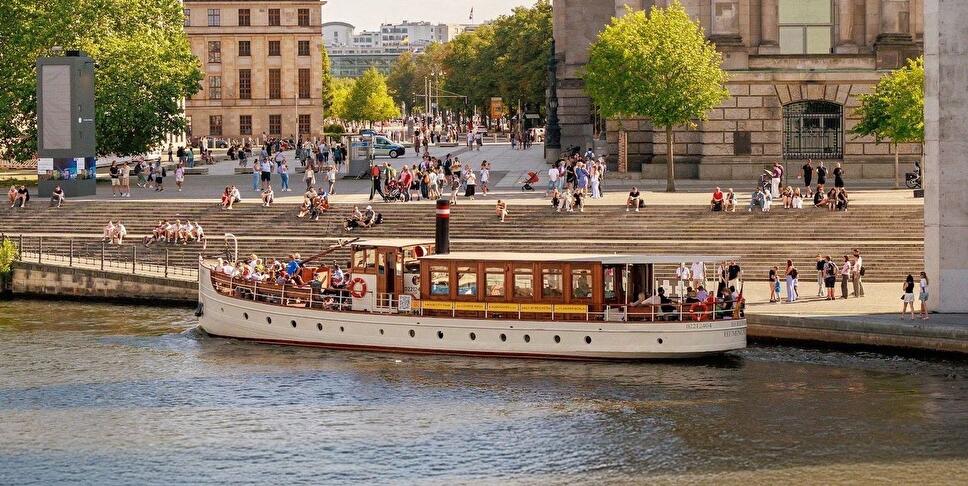 Elektroschiff Hemingway auf der Spree