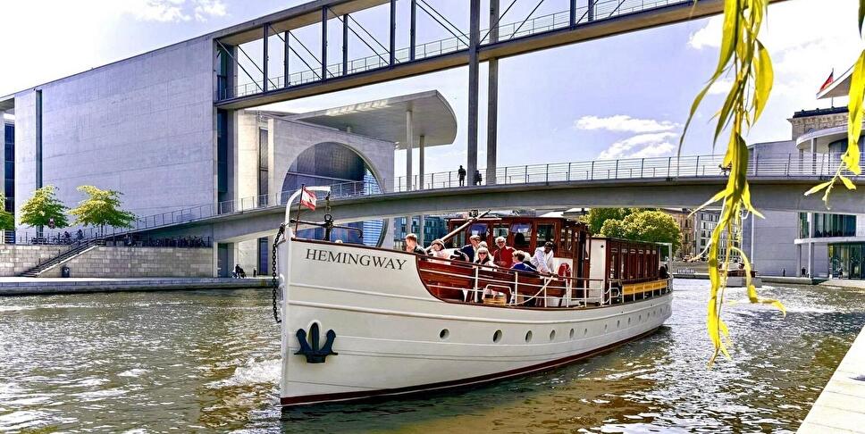 Elektroschiff Hemingway auf der Spree