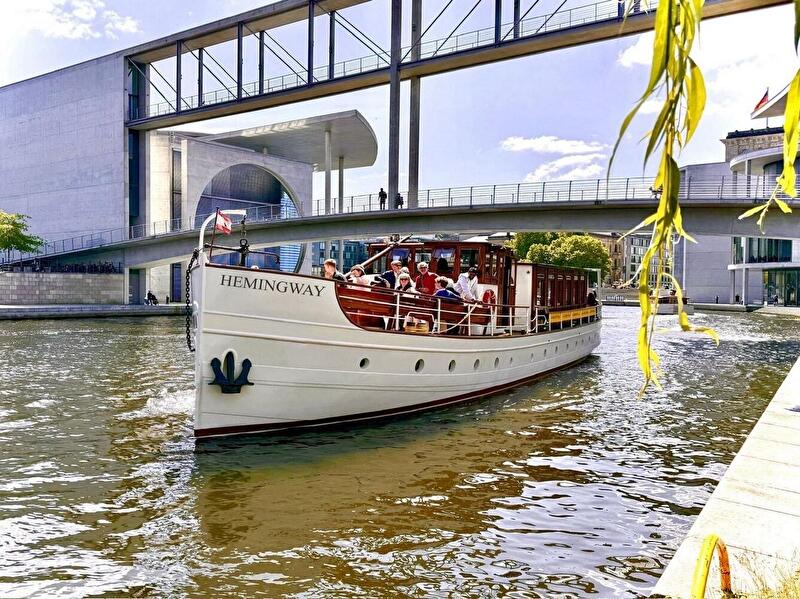 Elektroschiff Hemingway auf der Spree