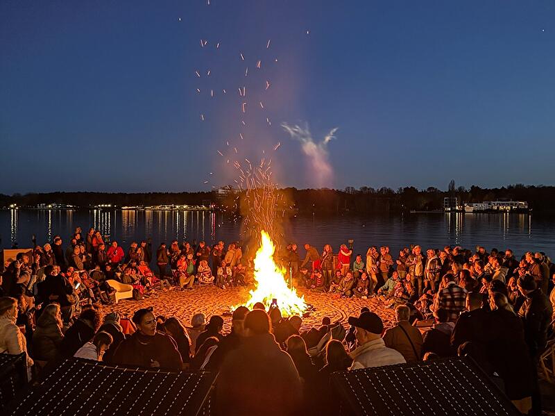 Osterfeuer im Strandbad Wendenschloss