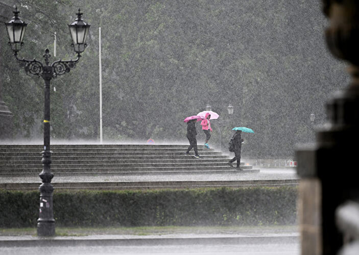 Tourists with umbrellas at the Victory Column