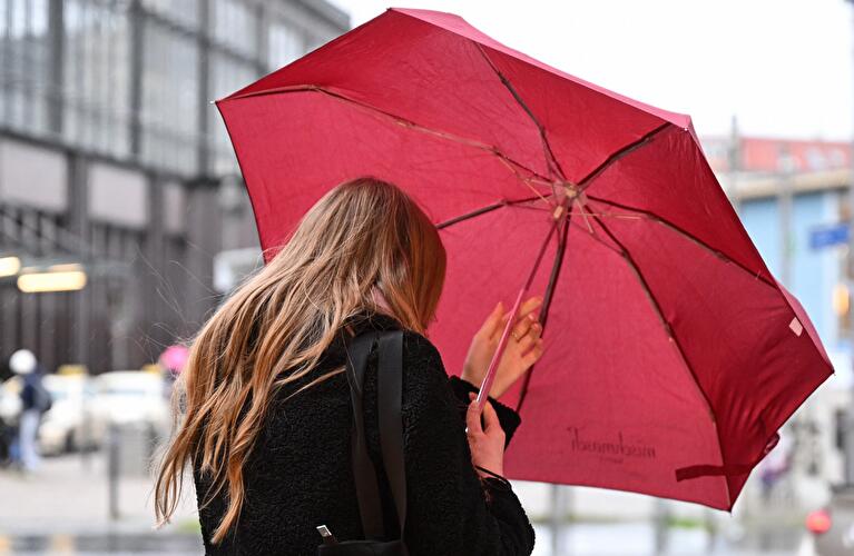 Frau mit Regenschirm in Berlin