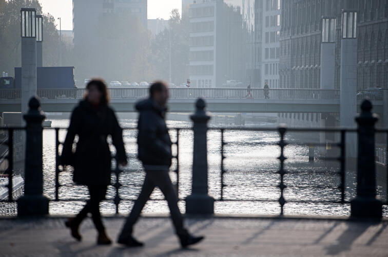 Touristen gehen über eine Brücke
