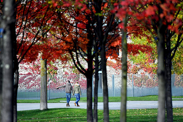 Besucher vor dem Bundeskanzleramt