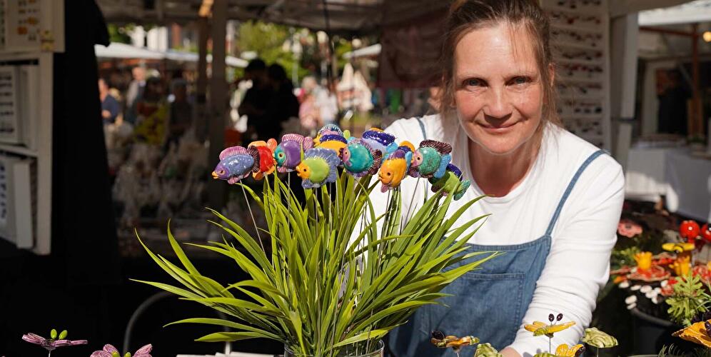 Frau mit einem Strauß selbstgemachter Blumen