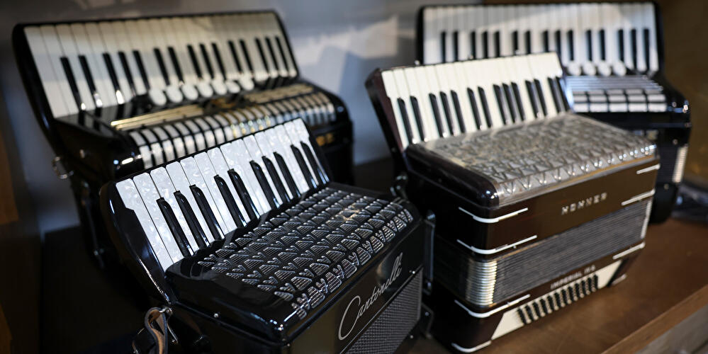 Verschiedene Akkordeons stehen in einer Vitrine im Akkordeon Centrum Brusch in Hamburg-Niendorf. Das Akkordeon wurde von Landesmusikräten in Deutschland zum Instrument des Jahres 2026 gewählt.