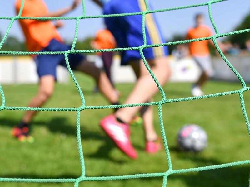 Fußball auf einem Sportplatz (Symbolbild)