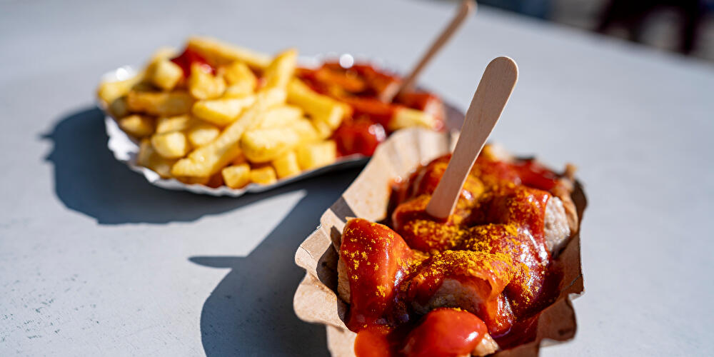 Currywurst und Pommes