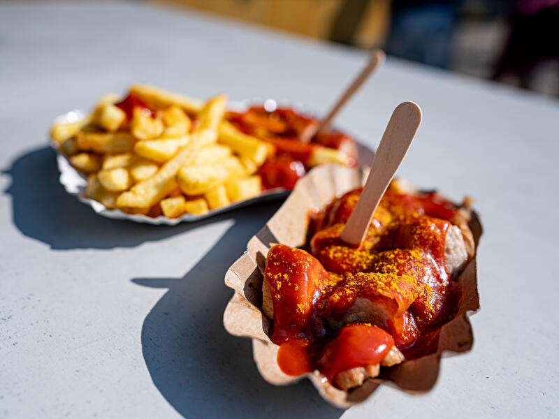 Currywurst und Pommes