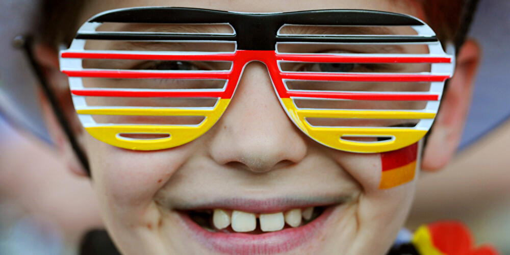 Ein kleiner Fan der deutschen Fußballnationalmannschaft mit großer Brille