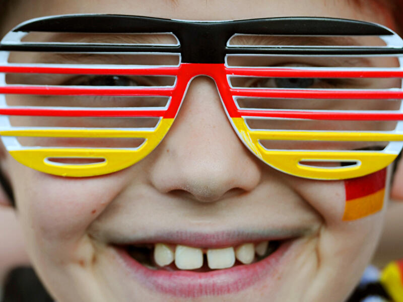 Ein kleiner Fan der deutschen Fußballnationalmannschaft mit großer Brille