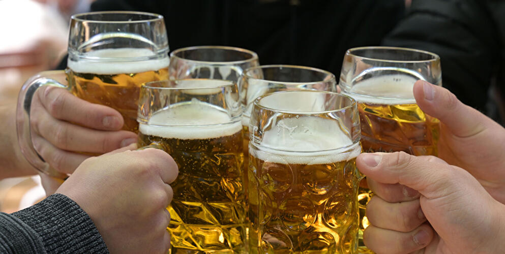 Anstoßen mit Bierkrügen