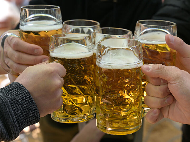 Anstoßen mit Bierkrügen
