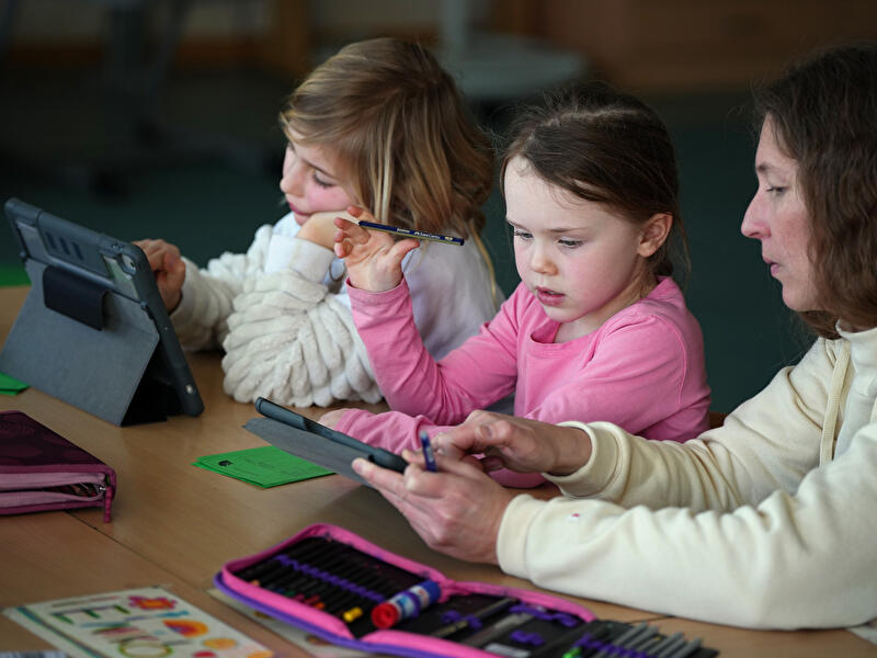 Lehrerin und Schülerinnen im Unterricht
