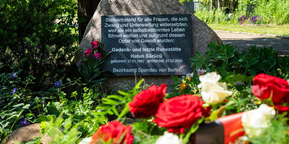 Einweihung der Gedenktafel am Ehrengrab für Hatun Sürücü