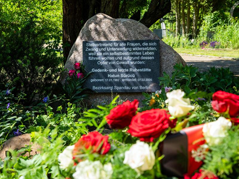 Einweihung der Gedenktafel am Ehrengrab für Hatun Sürücü