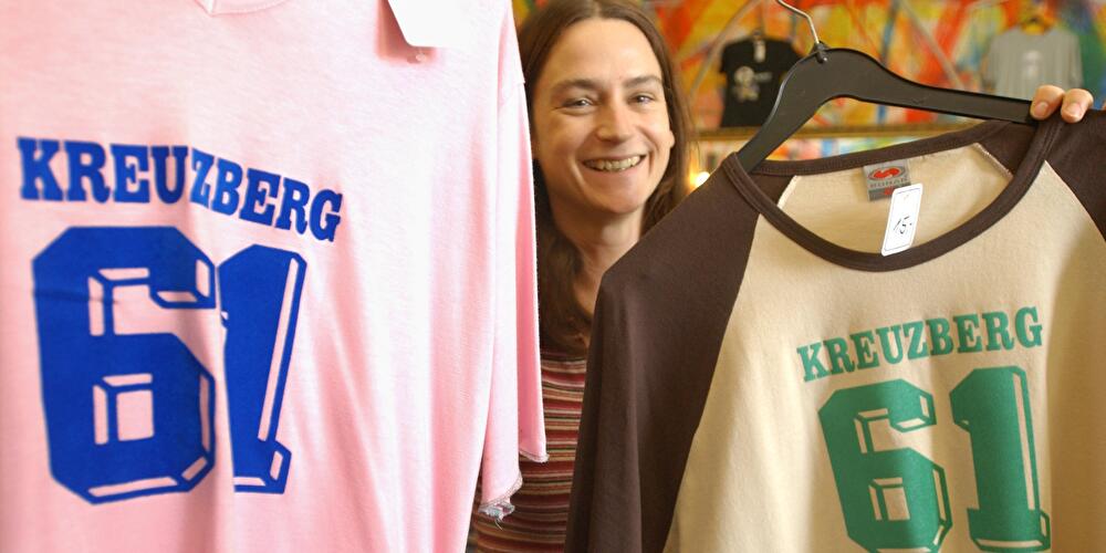 Zwei T-Shirts mit dem Aufdruck Kreuzberg 61