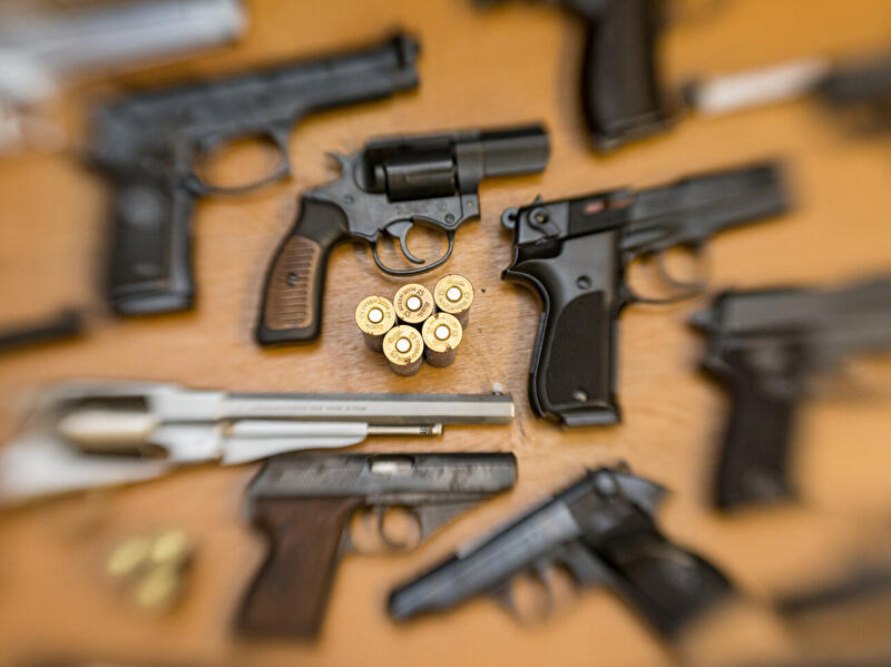 Waffen liegen auf einem Tisch