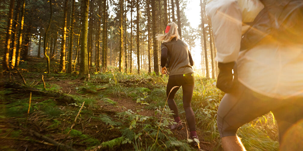 Laufende im Wald
