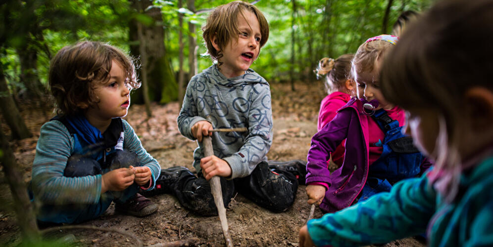 Kinder spielen mit Matsch
