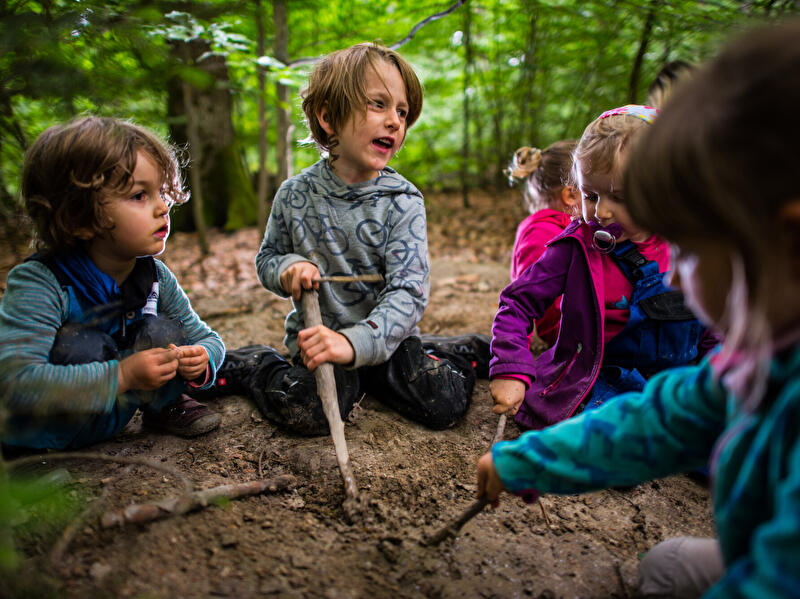 Kinder spielen mit Matsch